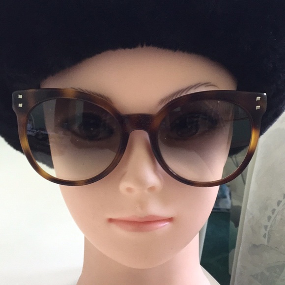 Fendi Sunglasses - Picture 2 of 6